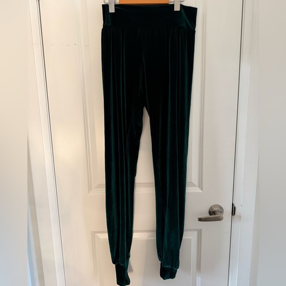 Laina Rauma Velvet Leisure Suit - Deep Emerald Green Two-Piece - Picture 4 of 4